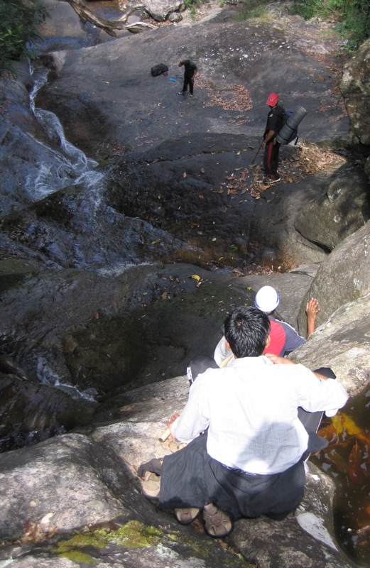 Nilgiris Hills - das Ende einer Rutschpartie entlang eines Wasserfalls